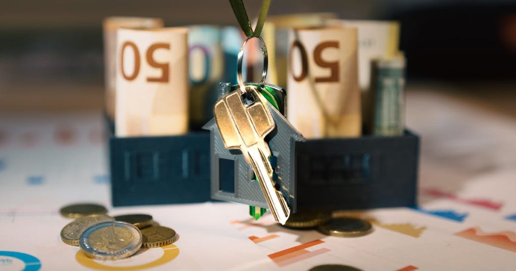 Investissement immobilier SCPI avec cles et maquette de maison