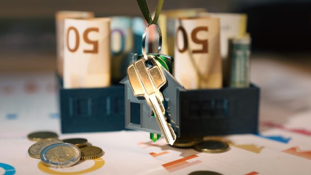 Investissement immobilier SCPI avec cles et maquette de maison